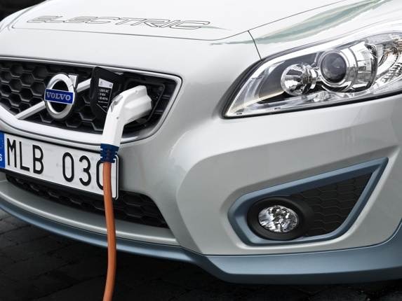 volvo-flexible-fast-charger-plug-in-port-600-001-1