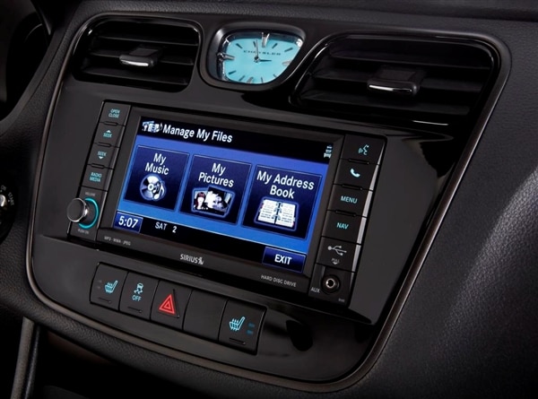2013.5-chrysler-200-s-special-edition-center-display-detail-600-001-1