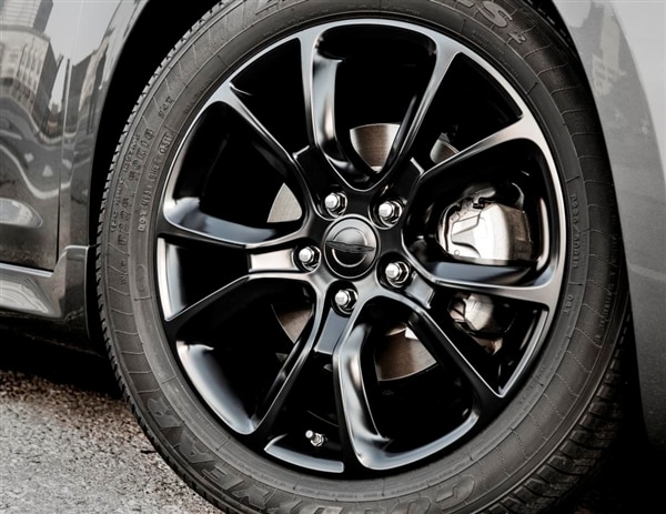 2013.5-chrysler-200-s-special-edition-wheel-detail-600-001-1