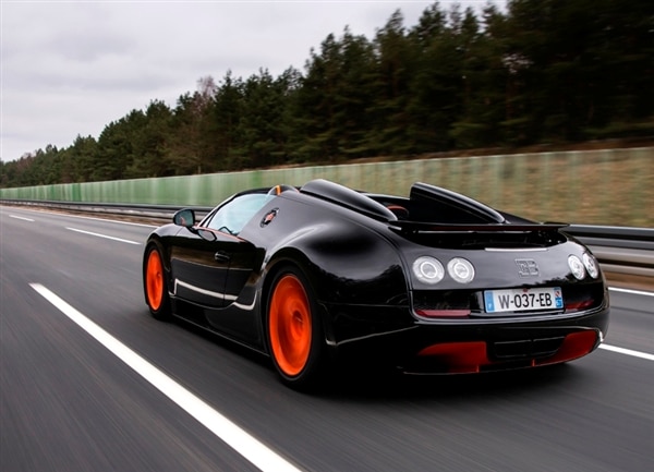 bugatti-164-veyron-grand-sport-vitesse-rear-pan-action1-600-001-1