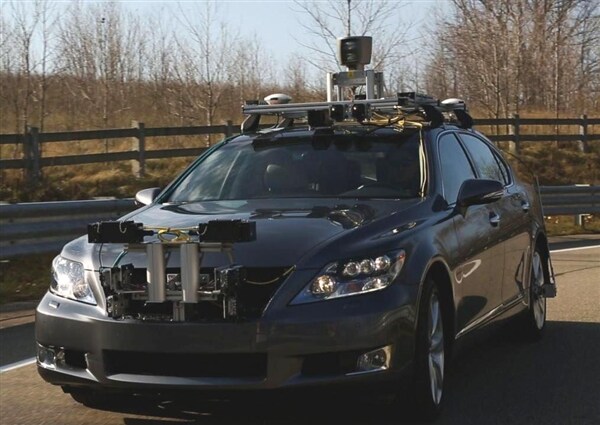 toyota-autonomous-driving-car-front-action-600-001