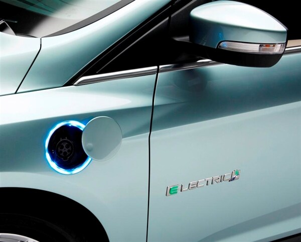 2014-ford-focus-electric-charging-port-600-001