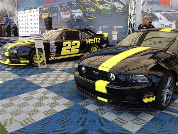 2014-hertz-penske-racing-ford-mustang-gt-with-nascar-racer-600-001