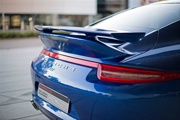 2013-porsche-911-5-milioni-facebook-fans-rear-spoiler-detail-600-001