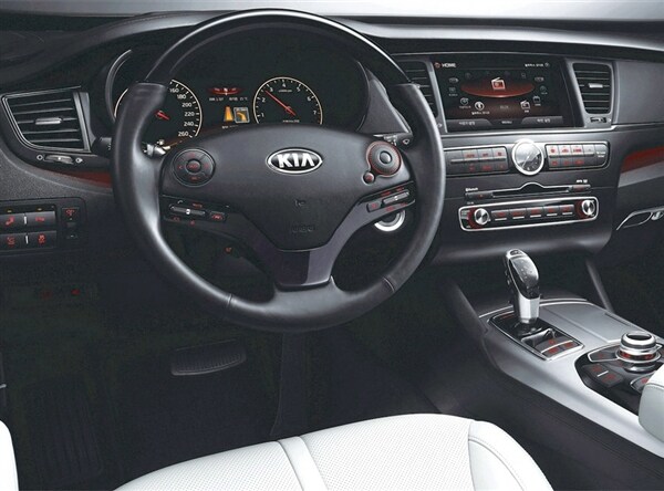 2013-kia-k9-dash-detail2-600-001