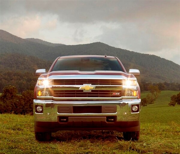 2015-chevrolet-silverado-2500hd-static-head-on-600-001