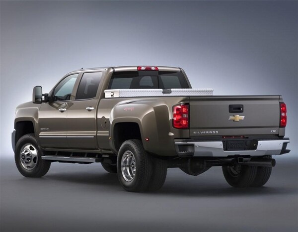 2015-chevrolet-silverado-3500hd-dually-rear-static2-600-001