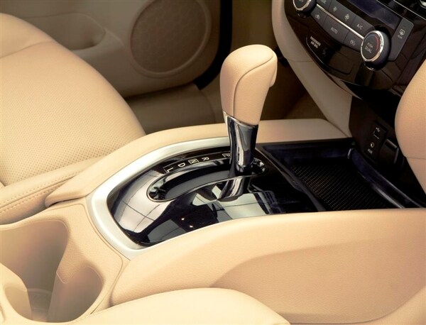 2014-nissan-rogue-interior-console-detail-600-001