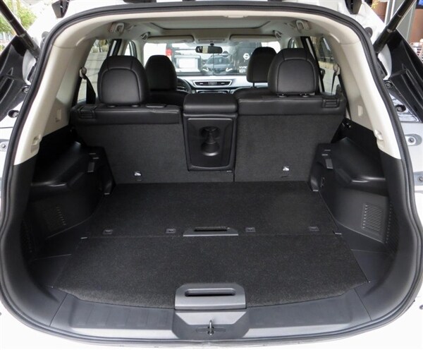 2014-nissan-rogue-rear-cargo-bay-seats-up-600-001