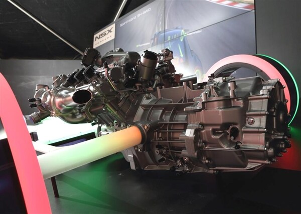 2015-acura-nsx-powertrain-engine-rear-drive-detail-600-001