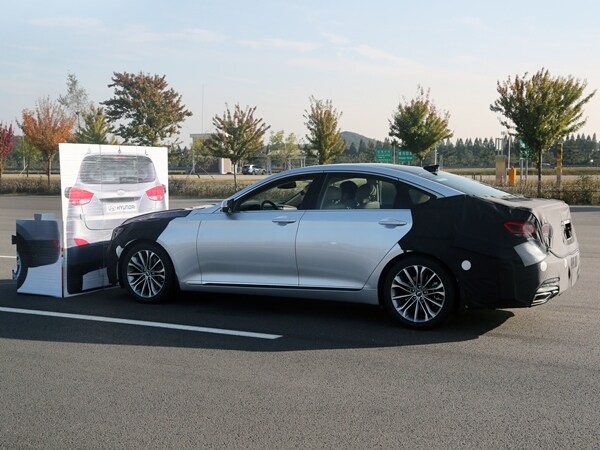 2015-hyundai-genesis7-1-600-001