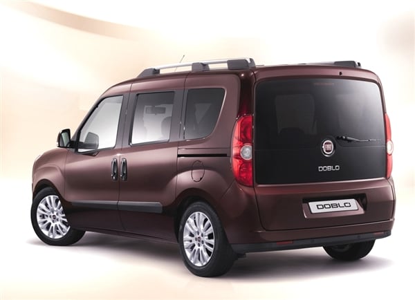 2013-fiat-doblo-panorama-rear-static-600-001