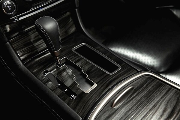 2014-chrysler-300c-john-varvados-limited-edition-console-detail-600-001