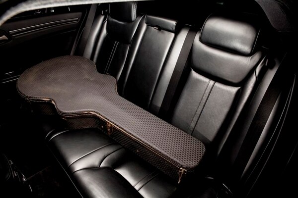 2014-chrysler-300c-john-varvados-limited-edition-rear-seat-detail-600-001