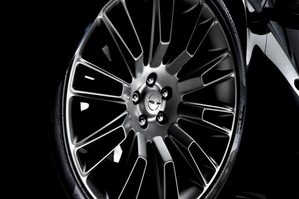 2014-chrysler-300c-john-varvados-limited-edition-wheel-detail-600-001