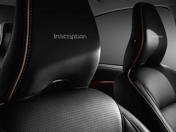 2015-volvo-xc60-inscription-package-headrest-logo2-600-600-001