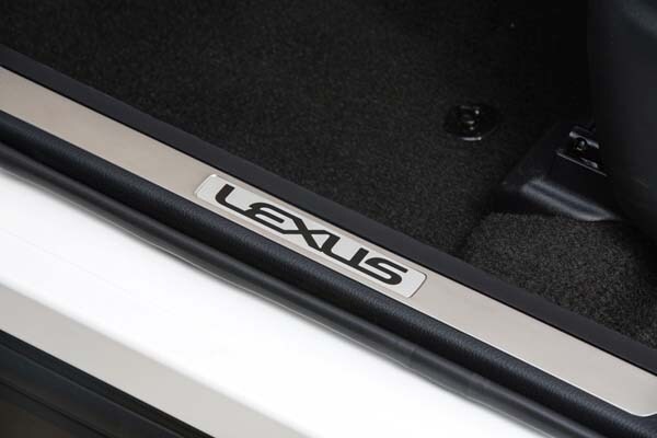 2015-lexus-nx-200t-f-sport-sill-plate-detail-600-001