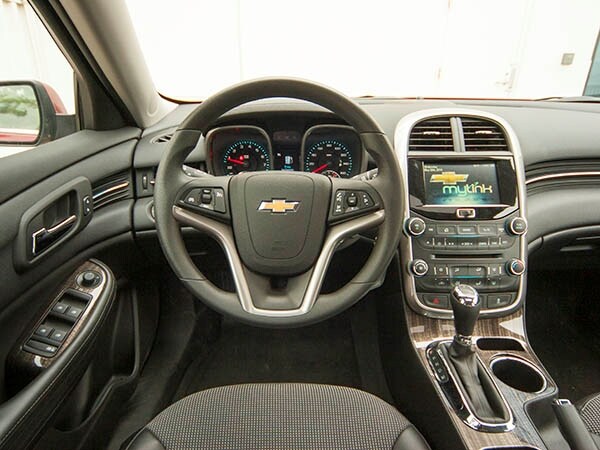 2014-chevy-malibu-lt-interior-04-600-001