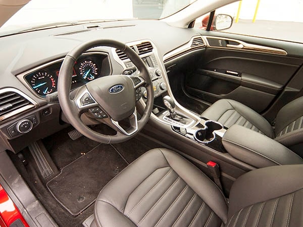 2014-ford-fusion-se-interior-01-600-001