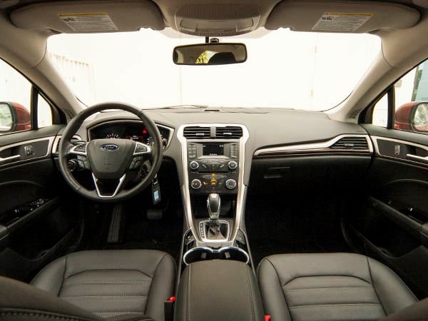 2014-ford-fusion-se-interior-03-600-001