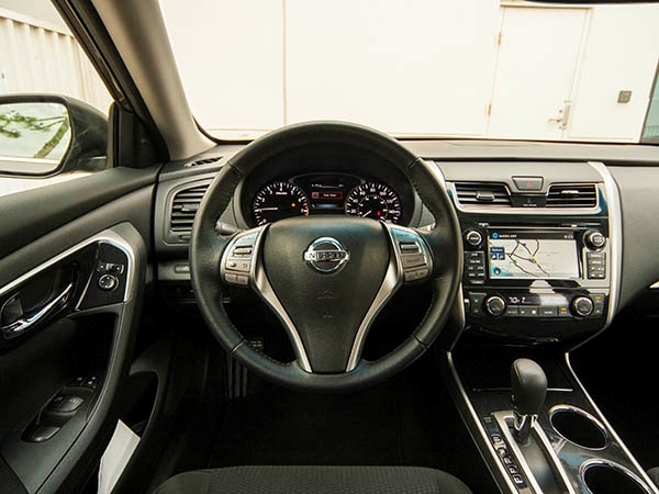 2014-nissan-altima-interior-04-600-001