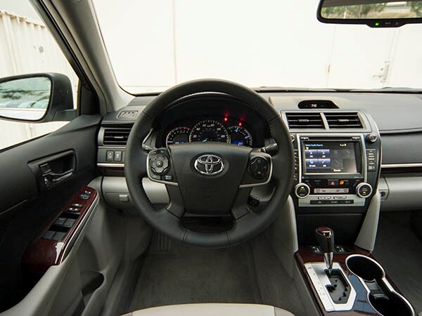 2014-toyota-camry-interior-04-600-001