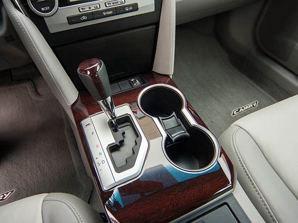 2014-toyota-camry-interior-07-600-001