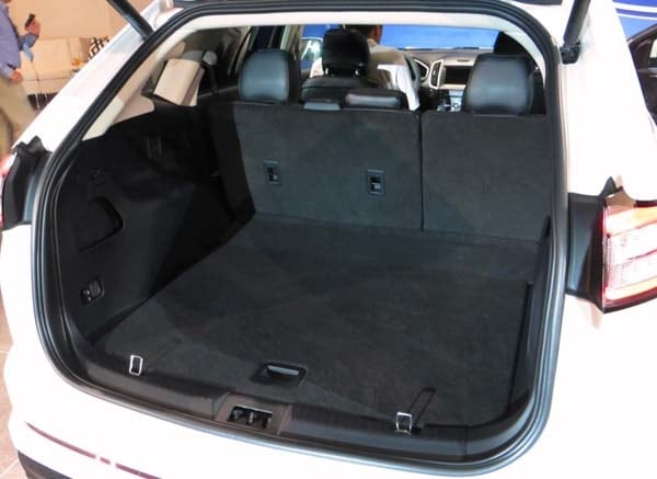2015-ford-edge-sport-interiorraer-cargo-bay-600-001