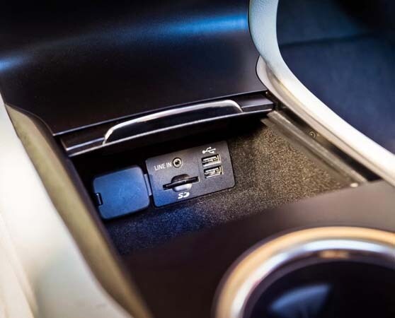 2015-lincoln-mkc-center-dash-stow-ports-detail-600-001