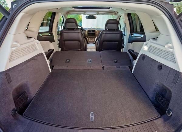 2015-lincoln-mkc-rear-cargo-bay-detail-seat-folded-600-001
