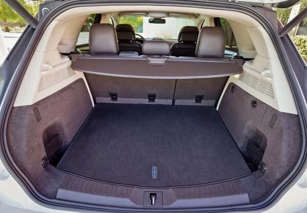 2015-lincoln-mkc-rear-cargo-bay-detail-seat-up-600-001