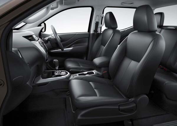 2015-nissan-np300-navara-interior-front-600-001