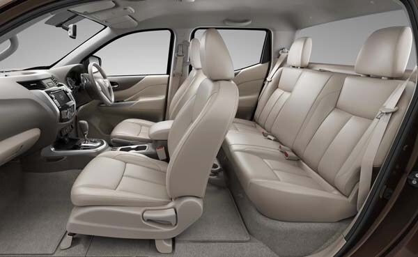 2015-nissan-np300-navara-pickup-interior-front-rear-look-in-600-001