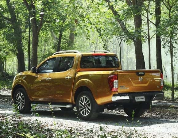 2015-nissan-np300-navara-pickup-rear-action-600-001