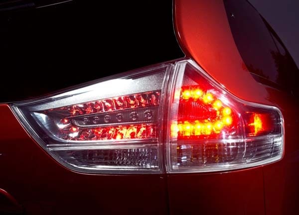 2015-toyota-sienna-taillamp-detail2-600-001