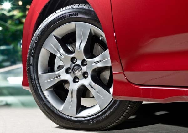 2015-toyota-sienna-wheel-tire-detail-600-001