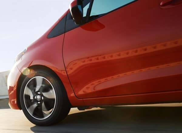 2015-toyota-yaris-front-quarter-action-detail-600-001