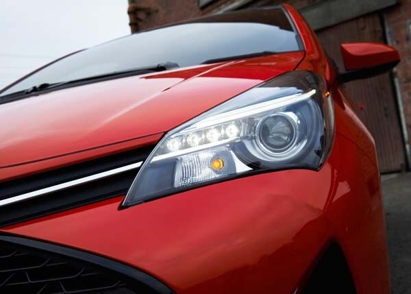 2015-toyota-yaris-headlamp-detail-600-001