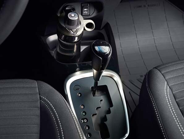 2015-toyota-yaris-interior-console-detail-600-001