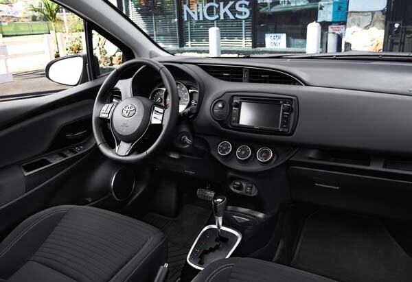 2015-toyota-yaris-interior-front-dash-detail-600-001