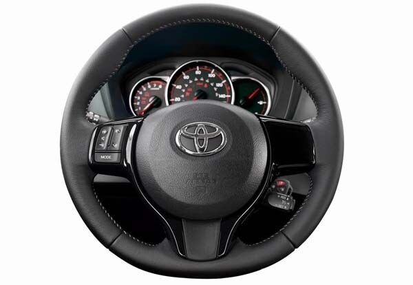 2015-toyota-yaris-multifunction-detail-600-001