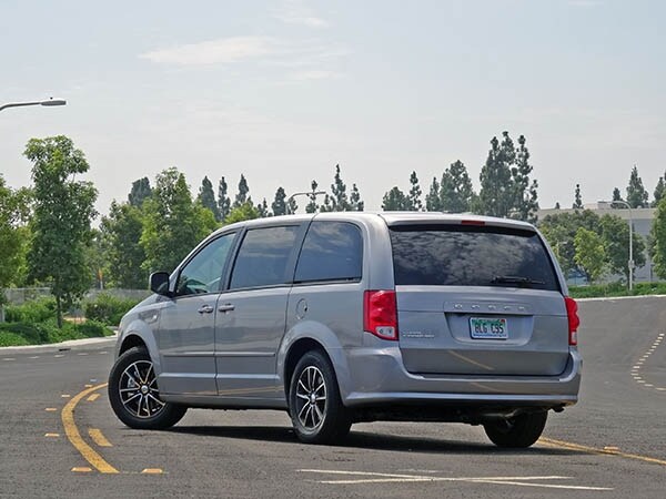 2014-dodge-grand-caravan-exterior-02-600-001