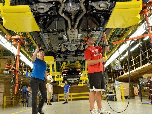 2015-ford-mustang-production-begins2-600-600-001