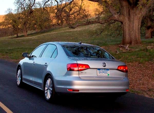 2015-volkswagen-jetta-rear-action2-600-001