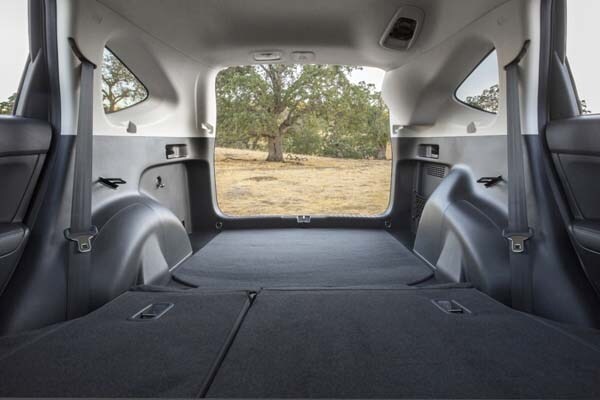 2015-honda-cr-v-seats-folded-looking-back1-600-001