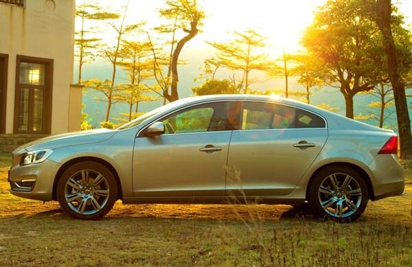 2016-volvo-s60l-profile-static-600-001
