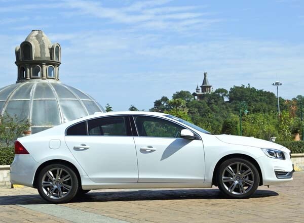 2016-volvo-s60l-profile-static2-600-001