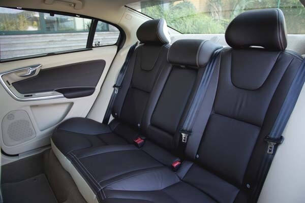 2016-volvo-s60l-rear-seat-detail2-600-001