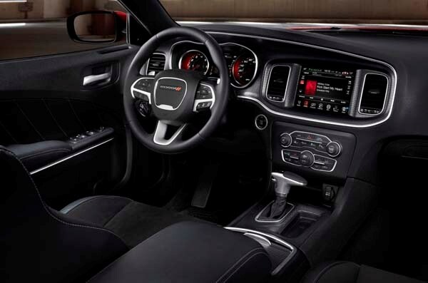 2015-dodge-charger-r-t-hemi-v8-interior-front2-600-001