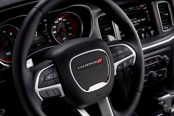 2015-dodge-charger-r-t-hemi-v8-steering-wheel-detail1-600-001